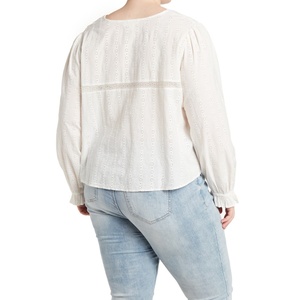 Top in chiffon Treasure & Bond Shiffly con scollo all'americana e occhielli, colore avorio, taglia 3X - Product Image 2