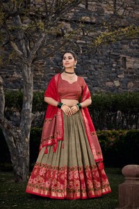 Tushar Diseñador Estampado de seda Lehenga Choli Colección clásica de bodas con retoque de encaje - Product Image 5