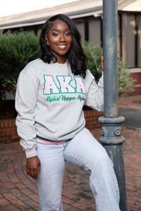 Sweat-shirt à col rond vert avec logo gris imprimé sur le devant, fabriqué sur mesure pour les femmes, Alpha Kappa Alpha 1908 - Product Image 4