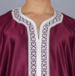 Venta al por mayor de Color sólido Daffah hombres Thobe Qatar estilo túnicas thobe hombres musulmanes Abaya ropa islámica teñida personalizada prohibición bordada - Product Image 2