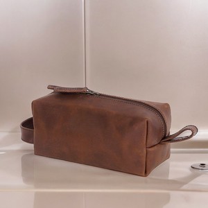 Bolsa de Viaje para Cosméticos Artha de Gran Capacidad, Elegante, de Cuero Crazy Horse con Patrón de Piedras, Cierre de Cremallera, Lujosa y Grande - Product Image 1