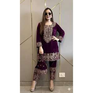 ชุดสัลวาร์คามีซกำมะหยี่สำหรับผู้หญิง ดีไซน์หรูหรา ปักลายบริเวณคอเสื้อด้วยดิ้นทอง งานปักประณีต ความยาวระดับเข่า ใส่ได้ทุกฤดู แห้งเร็ว ขายส่ง - Product Image 3