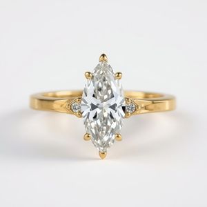 Bague de fiançailles élégante en or 10 carats avec diamants latéraux pour les occasions de mariage ou de fête des femmes - Product Image 5