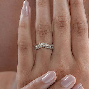 Bagues de mariage incurvées à double rangée de diamants ronds 18 carats 14 carats Bandes de fiançailles de conception délicate fabriquées à la main de luxe aux prix les plus bas OEM - Product Image 6