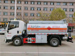 Camion-citerne à carburant d'occasion 4x2 de 6000 L de capacité à vendre au Japon à bon prix - Product Image 4