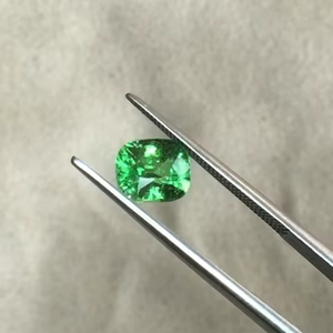 Pierre précieuse Tsavorite naturelle taille coussin 1,48 carats, qualité AAA avec lustre AAA et couleur vert vibrante, coupe et polissage parfaits - Product Image 2
