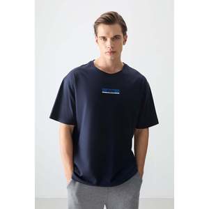 เสื้อยืดพิมพ์ลายทรงโอเวอร์ไซส์เนื้อผ้าฝ้าย 100% สีกรมท่า สำหรับผู้ชาย ยี่ห้อ Air Jones เหมาะสำหรับใส่ลำลองสไตล์สตรีทแวร์ - Product Image 1