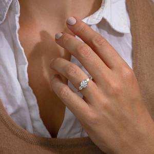 Anillo de compromiso con tres diamantes CVD certificados por IGI, con un total de 2.0 quilates de diamantes cultivados en laboratorio en un brillo blanco intenso. - Product Image 4