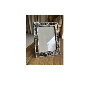 Cadre photo en métal haut de gamme contemporain, conçu pour des solutions de décoration intérieure élégantes - Product Image 1