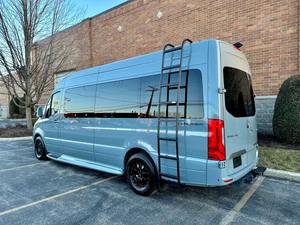 Mercedes Sprinter 2500 Turbodiesel V6 de 2022, occasion, puissance, luxe, conversion berline 5 places, batterie lithium unique, transmission intégrale - Product Image 2