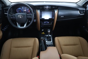 Nouveau / Occasion 2023 Toyota SUV 5 places, intérieur cuir, phares LED, pneus R18, climatisation automatique, réglage électrique des sièges - Product Image 2