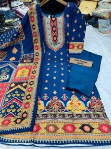 Ensemble Kurti Pantalon et Dupatta en mousseline pour femmes, super confortable, durable, de qualité, broderie artisanale, personnalisé pour les fêtes, évacuation de l'humidité - Product Image 2