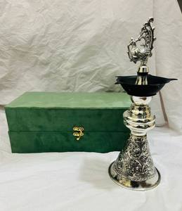 Lampe de coulée traditionnelle en aluminium plaqué argent Kerala Deep Ceremonial Gift in Velvet Box - Product Image 6