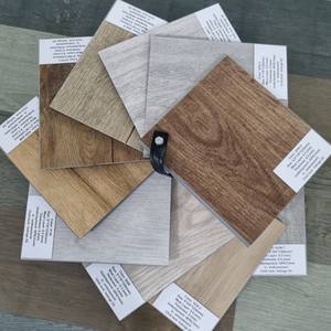 Tablón de vinilo SPC ecológico personalizado, superficie lisa de PVC, suelo de núcleo rígido con clic de grano de madera para uso en exteriores, absorbente de sonido - Product Image 4