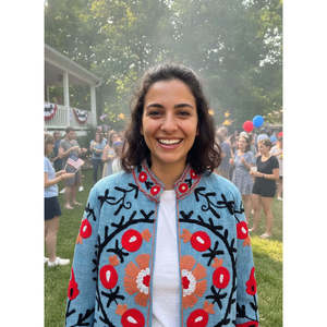 Veste en coton brodée à la main Suzani, motif Samarkand Bloom bleu ciel avec grenades cramoisies, vêtements d'extérieur pour femmes pour le printemps - Product Image 6