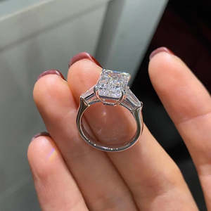 Anillo de Diamantes con Certificación IGI, Diseño Catedral, con 5.50 Quilates de Esmeraldas de Tres Piedras (D-E-F VVS-VS) - Product Image 3