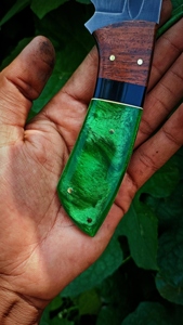 Couteau de chasse en acier damassé fait à la main avec manche en palissandre, résine et laiton - Product Image 2