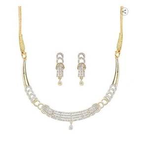 Collier demi-lune élégant et stylé pour les soirées - Product Image 3