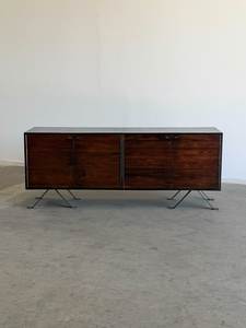 Buffet/Console de Rangement en Bois Massif Style Mid-Century Modern avec Portes Cannelées pour Salon, Entrée ou Appartement - Product Image 3