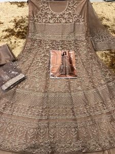 Vente en gros de costume et de robe longue Anarkali brodés en filet de créateur pour femmes robe indienne pakistanaise OEM et fournitures de marque privée - Product Image 2