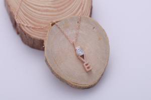 Pendentif minimaliste en forme de lettre d'amour en or rose/jaune/blanc 18 carats, collier pour femme - Product Image 3