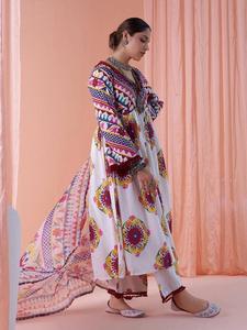 Vestido de corte Aliya estampado de algodón puro de tendencia y Dupatta estampado con pantalón Hermosa tela de calidad premium a precio efectivo - Product Image 2