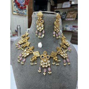 Conjunto de abalorios radiantes Conjunto de brillo tradicional Conjunto de collar de Kundan clásico Gargantilla de Latón chapado en oro para bodas y compromisos - Product Image 1