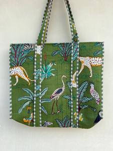 Bolsa de Mano Grande de Algodón Acolchado Hecha a Mano: Bolso de Hombro con Estampado de Bloques para Compras, Viajes, Yoga y Gimnasio, Bolsas de Regalo de Invierno - Product Image 3