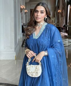 DESIGNER LOURD NET SEQUENCE TRAVAIL KURTI BAS AVEC QUATRE LATÉRAUX DUPATTA TRADITIONNEL WEAR PLUS BAS PRIX VÊTEMENT ETHNIQUE Alphanumero - Product Image 3