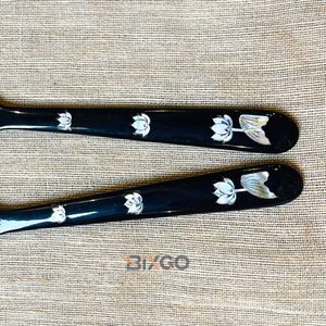 Boucles d'oreilles tendance en acier inoxydable, faites à la main, avec gravure florale sur manche, durables et écologiques, lot de 2 - Product Image 5