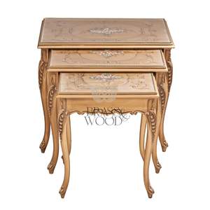 Ensemble de tables gigognes classiques dorées avec élégantes jambes courbées sculptées à la main et détails décoratifs pour une décoration intérieure de luxe - Product Image 5