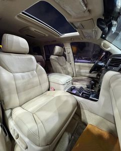 Lexus LX 570 d'occasion 2009 |   Modèle 2015 modifié, conduite à gauche, SUV 4x4, transmission automatique, essence |   Prêt à l'exportation - Product Image 4