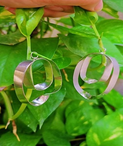 Pendientes de tuerca de latón con forma de flor de hoja elegante chapados en oro personalizados para mujer, joyería minimalista de F S International - Product Image 2