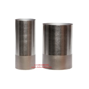 แจกันดอกไม้อลูมิเนียมสีเงินวางบนโต๊ะในบ้านและห้องครัว - Product Image 1