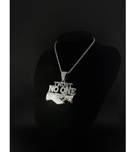 Colgante de Diamante de Alto Brillo para Hombre, Elaborado con Detalles de Precisión, Perfecto para Uso Diario y en Ocasiones Especiales, de la India - Product Image 1