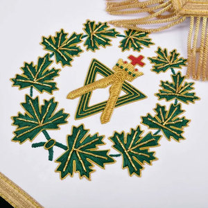 Tablier maçonnique vert fait main avec broderie de croix centrale blanche, franges dorées, forme rectangulaire, accessoire artisanal textile - Product Image 2