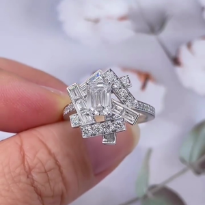 Bague de fiançailles en émeraude certifiée IGI 3.00 carats avec pierres latérales taille baguette, style unique, halo, pavé, alliance élégante - Product Image 3