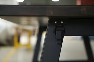 Mesa de madera de aliso de diseño moderno con patas de acero plegables para uso en hoteles y talleres - Product Image 4