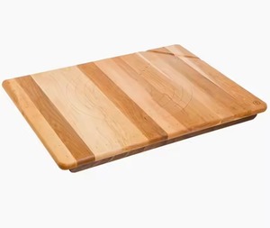 Tabla de cortar de madera con un diseño artesanal natural y resistente, ideal para preparar alimentos en la cocina y para uso doméstico refinado. - Product Image 4