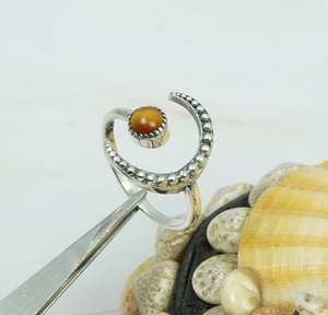 Oeil de tigre naturel lisse forme ronde sculpté bague en pierres précieuses 925 en argent Sterling fête porter des anneaux de mode femmes bijoux en vrac - Product Image 1