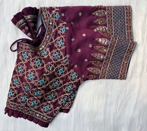 Blusa de Sari indio Top Listo para usar Diseñador Blusa bordada artesanal tradicional con diseño trasero para sari y Lehenga - Product Image 1