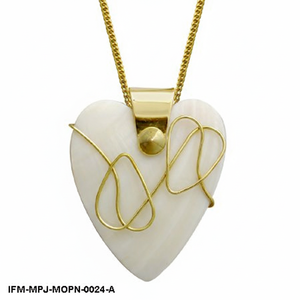 Collar con Colgante de Corazón de Nácar Hecho a Mano, Joyería de Concha de Nácar Envuelta en Alambre Dorado, Dije de Corazón Blanco Iridiscente en Cadena Dorada - Product Image 4