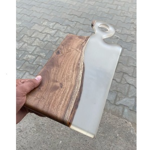 Tabla de cortar de resina de madera hecha a mano con elegante incrustación de ágata - Product Image 4