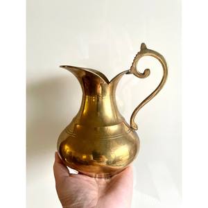 Pichet à eau Vintage en laiton massif/fabriqué en Inde pichet courbé en laiton doré/poignée ornée rustique carafe en laiton - Product Image 6