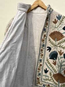 Venta al por mayor hecha a mano Suzani bordado Kantha chaqueta mujer corta Suzani chaqueta tamaño libre Blazers Chaqueta corta acolchada regalo para él - Product Image 6