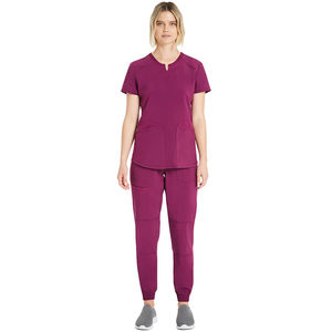 Uniforme médico moderno para mujer, diseñado para uso clínico diario, con estructura relajada, control de humedad y fiabilidad. - Product Image 1