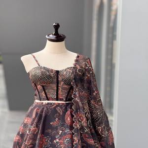 Ensemble Lehenga VASTRA COTTAGE en organza pur Jimmy imprimé numériquement avec un chemisier rembourré brodé et un dupatta assorti - Product Image 5