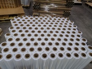 Fabricant de palettes moulées Rouleau à main LLDPE Matériau PE Film étirable Film étirable Film étirable au VietNam - Product Image 4