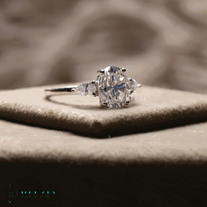 Bague de fiançailles de style trois pierres en diamant ovale et coupe poire pour femme - Product Image 5