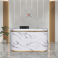 Bureau d'accueil moderne de luxe pour hôtels et hôpitaux, surface solide et matériaux en bois, décoration lumineuse LED